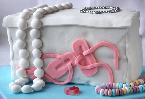 Jewellery box cake